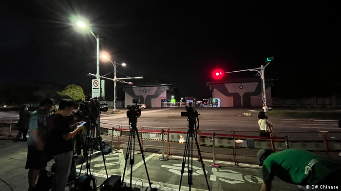  Journalists and Police waiting outside of Taipei Songshan Airport for Pelosi´s possible Visit to Taiwan