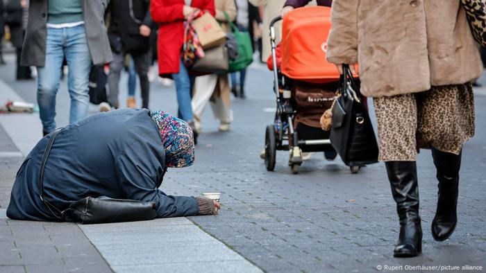 Old woman begging in the streets of Düsseldorf