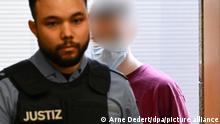 Der Angeklagte Marvin E. (r) kommt in Begleitung eines Justizbeamten zum Prozessauftakt in den Gerichtssaal des Oberlandesgerichts. Die Bundesanwaltschaft wirft dem Mann aus Nordhessen die versuchte Gründung einer terroristischen Vereinigung und die Vorbereitung einer schweren staatsgefährdenden Gewalttat vor. Marvin E. soll aus rechtsextremistischen Motiven Anschläge mit Schusswaffen und Sprengsätzen geplant und vorgehabt haben, eine Terrororganisation zu bilden.