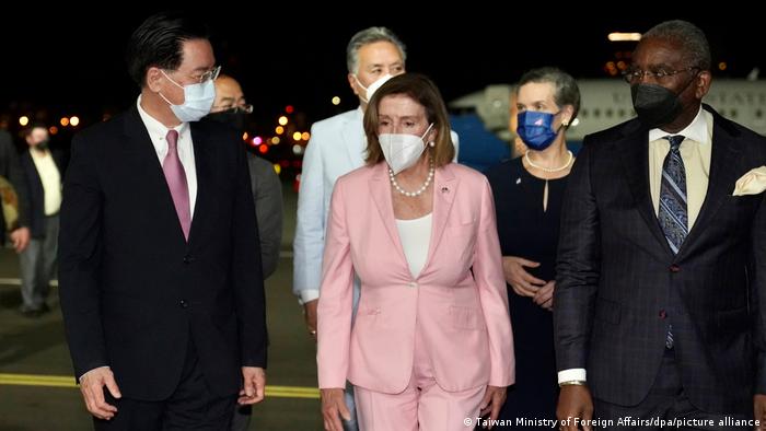 Спикер Палаты представителей Конгресса США Нэнси Пелоси в аэропорту Тайбэй