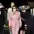佩洛西身穿粉红套装下机，台湾外交部长吴钊燮与美国在台协会处长孙晓雅在跑道上接机