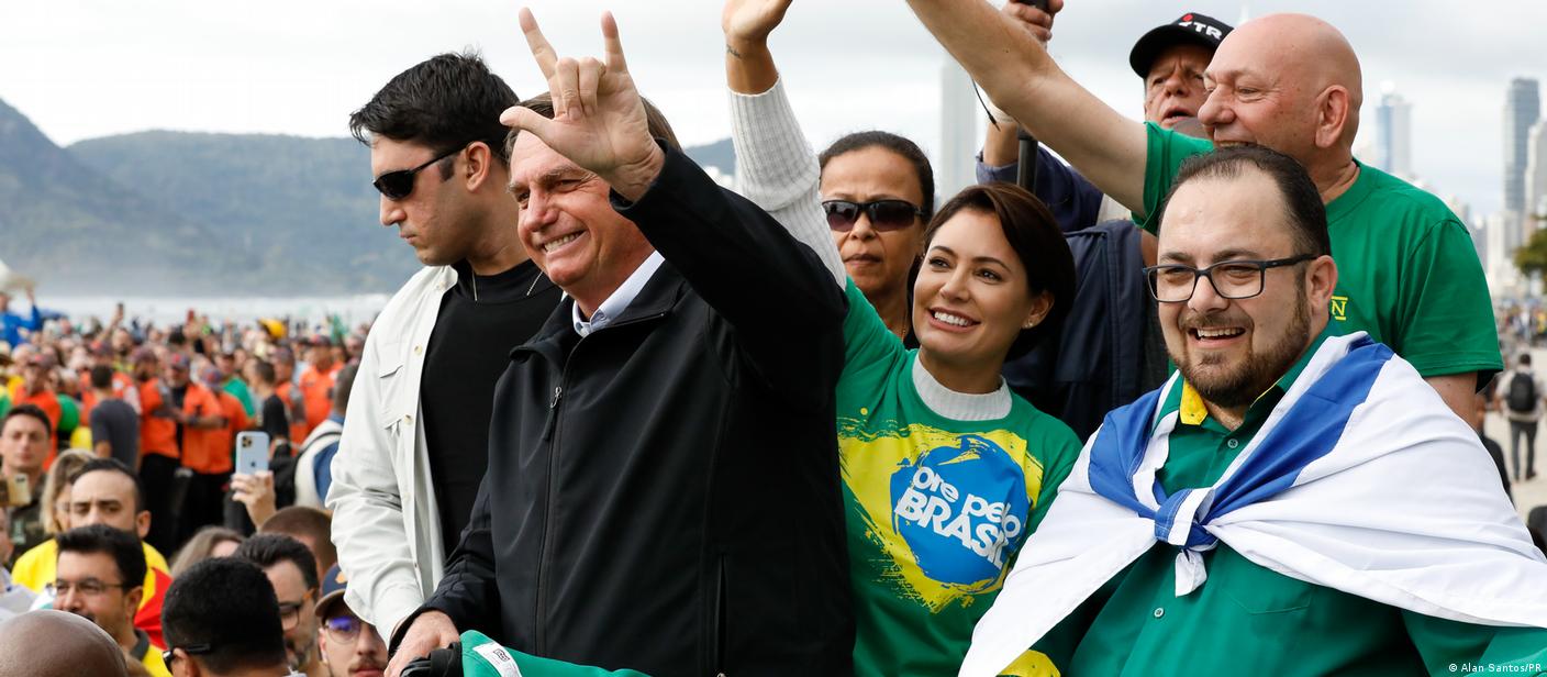 O presidente Jair Bolsonaro e sua mulher, Michelle, acenam para fiéis durante uma edição da "Marcha para Jesus" em Balneário Camboriú (SC), em junho de 2022 