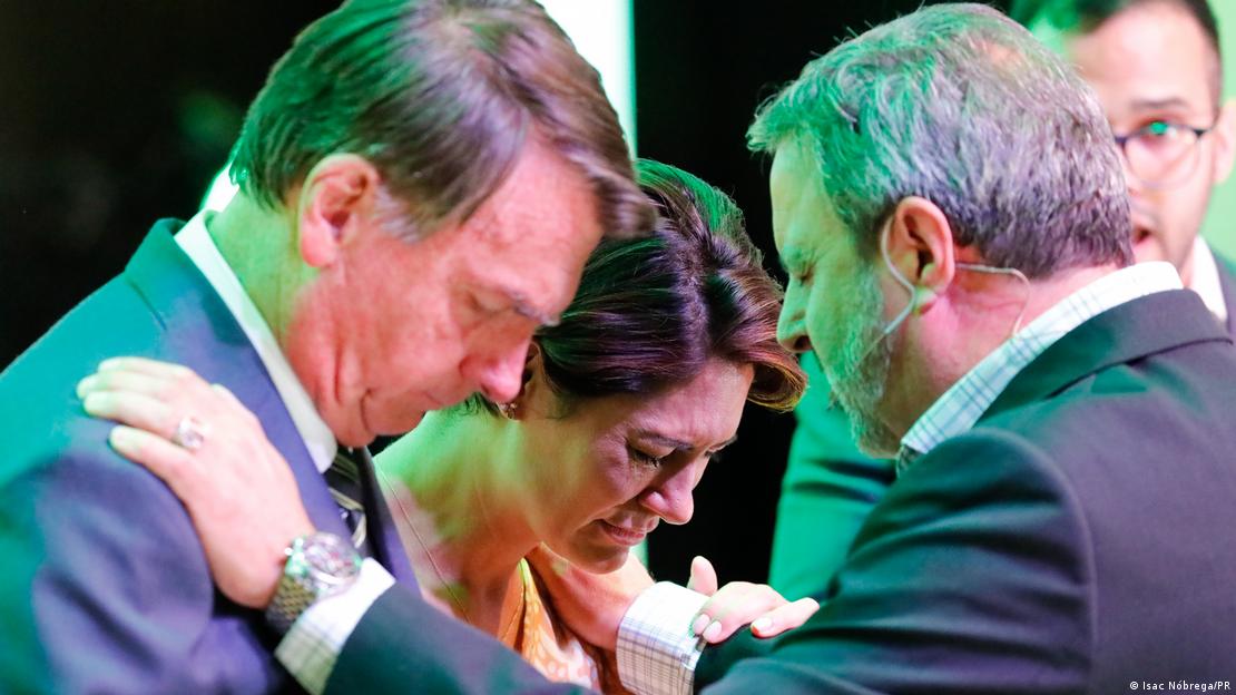 O presidente Jair Bolsonaro e sua mulher, Michelle, oram com um pastor evangélico em evento em Brasília