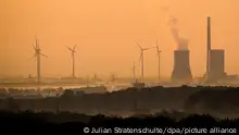 Wasserdampf steigt am frühen Morgen bei Sonnenaufgang aus dem Kühlturm vom Kraftwerk Mehrum im Landkreis Peine - fotografiert vom Kronsberg in Hannover. Das Kohlekraftwerk ist seit dem 1. August als erster „Marktrückkehrer“ wieder am Netz. Eine Verordnung erlaubt, dass Steinkohlekraftwerke aus der sogenannten Netzreserve wieder in Betrieb gehen können, um Erdgas einzusparen.