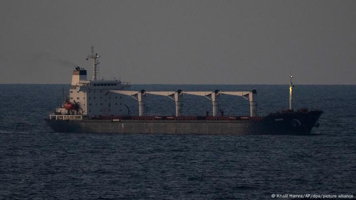 Die mit Getreide beladene Razoni wartet an der Einfahrt zum Bosporus auf Kontrolle