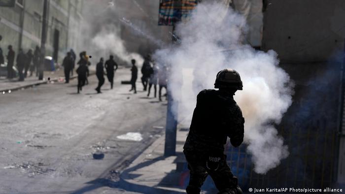 Foto de manifestantes que son dispersados por gases en Bolivia en una imagen de archivo.