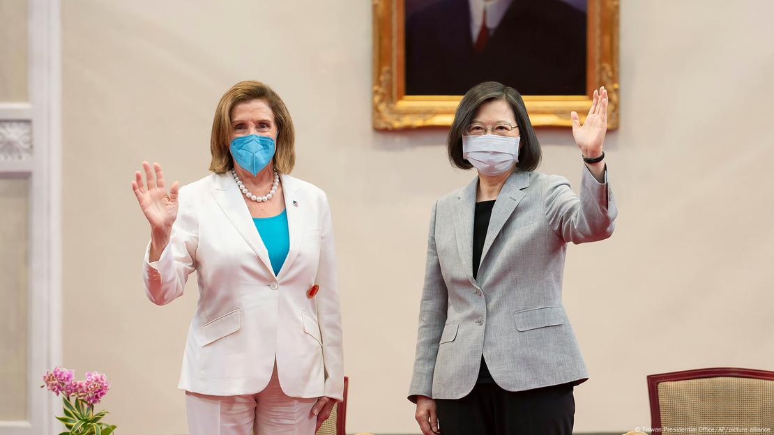 ABD Temsilciler Meclisi Başkanı Nancy Pelosi (solda), Tayvan Devlet Başkanı Tsai Ing-wen ile birlikte kameralara el sallıyor 