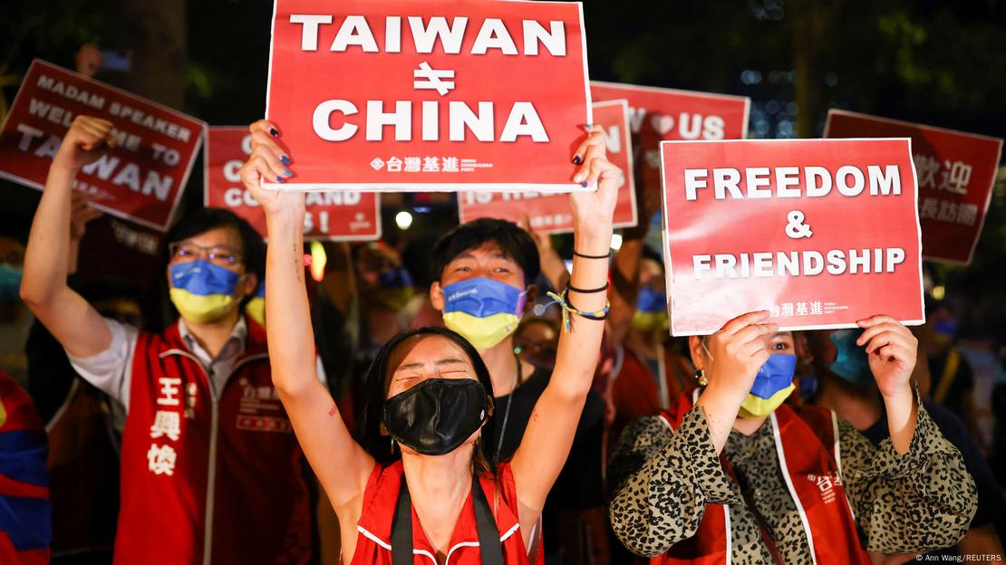 Pessoas em Taiwan seguram placas durante ato em apoio à visita da presidente da Câmara norte-americana, Nancy Pelosi