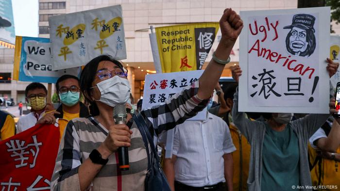 Protestas frente a una representación diplomática en Pekín contra Estados Unidos