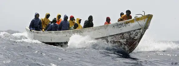 Afrikanische MIgranten in kleinem Holzboot auf dem Weg nach Spanien (Foto. ap)