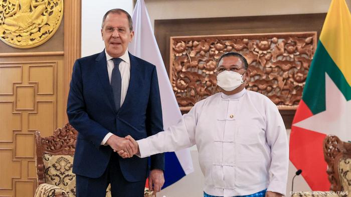 Myanmars Außenminister Wunna Maung Lwin empfängt seinen Kollegen aus Moskau, Sergei Lawrow 