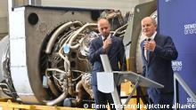 03.08.2022 *** 3.08.2022
Bundeskanzler Olaf Scholz (SPD) steht mit Christian Bruch (l), Vorstandsvorsitzender von Siemens Energy, an der in Kanada für die Erdgas-Pipeline Nordstream 1 gewarteten Turbine. Sie steht für den Weitertransport nach Russland bereit.