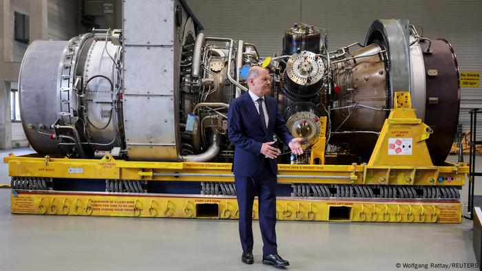 Mülheim Bundeskanzler Scholz bei Siemens Energy Nord-Stream-Gasturbine