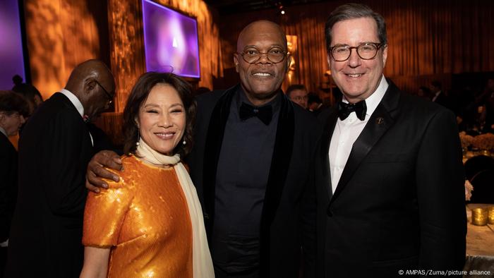 David Rubin, Samuel L. Jackson und Janet Yang in schicker Abendkleidung.