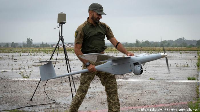 Солдат ВСУ опробует дрон-разведчик Fly Eye, партия которых пришла в Украину