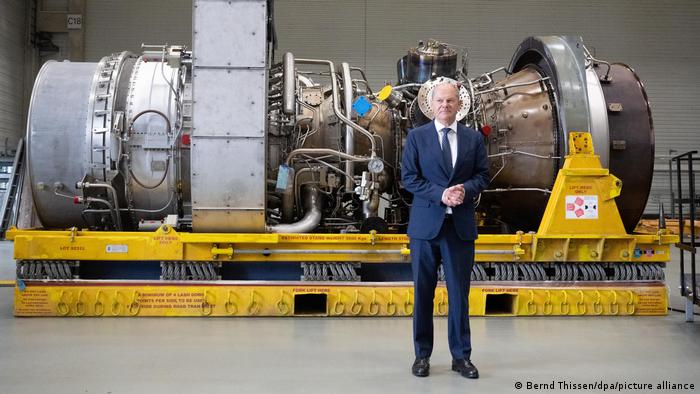Mülheim an der Ruhr Bundeskanzler Scholz bei Siemens Energy Nord-Stream-Gasturbine