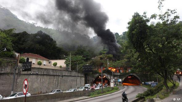 Brasilianische Polizei stürmt Armenviertel in Rio Flash-Galerie