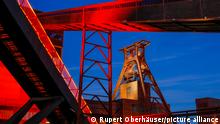 UNESCO Welterbe Zeche Zollverein am Abend rot beleuchtet, Essen, Ruhrgebiet, Nordrhein-Westfalen, Deutschland