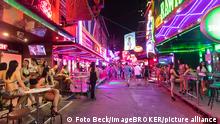 Nachtleben im Rotlichtviertel Soi Cowboy, Mädchen warten vor einer Bar, Asoke Road, Sukhumvit, Bangkok, Thailand, Asien