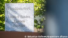 Ein Schild mit der Aufschrift «Headquarters United States Forces Europe» (zu dt. «Hauptquartier der US-Streitkräfte Europa») steht am Eingang der US-Kaserne Patch Barracks. (zu dpa «USA verlegen Europa-Kommando von Stuttgart nach Belgien»)