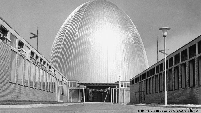 位于慕尼黑附近Garching的德国第一座核反应堆于1957年10月投入使用。由于这座属于慕尼黑大学的核反应堆外形酷似鸡蛋，它被昵称为 原子蛋。这是德国核能研究的一个里程碑，也是二战后德国重新崛起的象征。这一用于科研目的的核反应堆一直运行到2000年。
