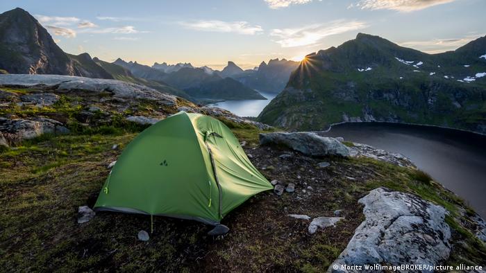 Zelt über einer Fjordlandschaft, Norwegen