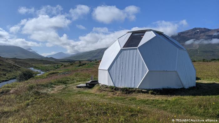 Sky-sighting Igluhus, ein Tiny house in Igluform steht auf einer Wiese, Island