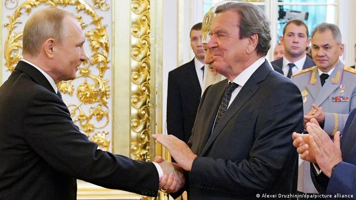 El excanciller alemán Gerhard Schröder (izqda.) y el presidente ruso, Vladimir Putin. (2018).