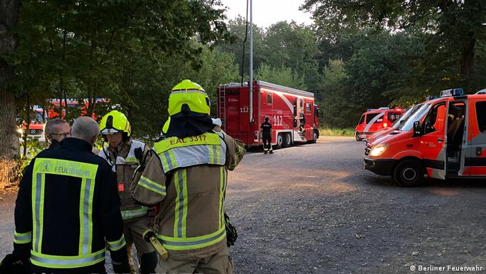Пожарные машины и сотрудники пожарной охраны в районе пожара в лесу Груневальд