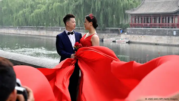 2021年中国一对情侣在北京拍摄婚纱照，图片中人物与本文无关。（资料照）