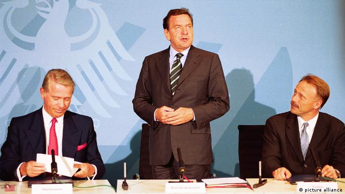Ulrich Hartmann, S Gerhard Schröder, Minister Jürgen Trittin signing the document