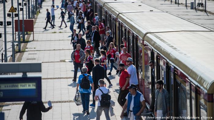 Les fans du Bayern Munich sortent d'un train à Berlin