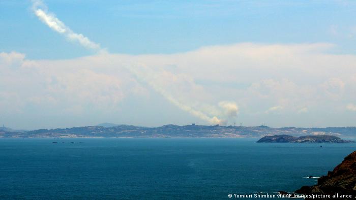Pekini hodhi gjatë bllokadës detare të Tajvanit në muajin gusht, raketa që përfunduan në bregdetin tajvanez. Kjo ishte hakmarrja për vizitën e politikanes nga SHBA Nancy Pelosi në Tajvan. 