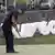 Phil Mickelson beim Putten während des LIV-Golf-Turniers in Bedminster