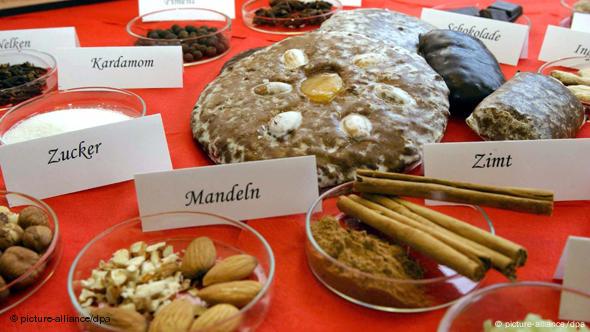 Një tryezë me ëmbëlsirat tradicionale të Krishtlindjeve