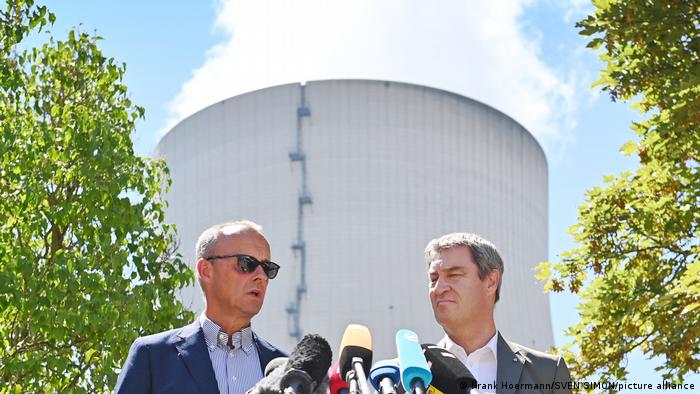 Liderzy CDU Friedrich Merz i CSU Markus Soeder na konferencji prasowej przed elektrownią jądrową Isar 2 w Bawarii
