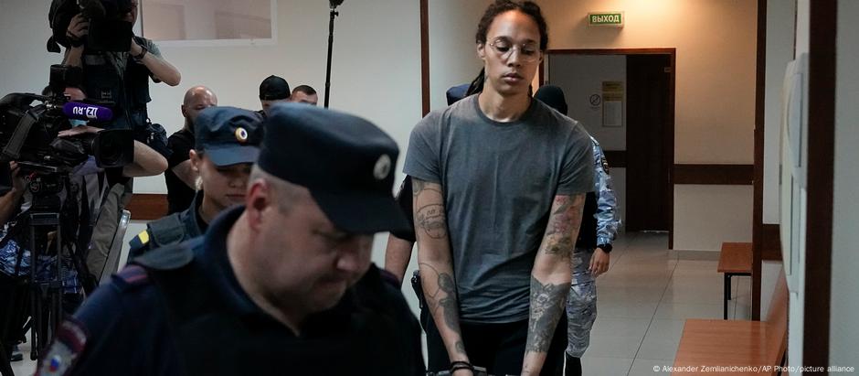 Brittney Griner chega à sala de audiências nesta quarta-feira, antes de receber sua sentença