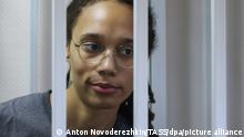 DIESES FOTO WIRD VON DER RUSSISCHEN STAATSAGENTUR TASS ZUR VERFÜGUNG GESTELLT. [MOSCOW REGION, RUSSIA - AUGUST 4, 2022: US Olympic basketball champion Brittney Griner who is on trial on drug smuggling charges, appears for a hearing at the Khimki Municipal Court in the town of Khimki, northeast of Moscow. Griner was placed into custody till December 20 over an alleged attempt to smuggle cannabis oil into Russia through Sheremetyevo Airport. Anton Novoderezhkin/TASS]
