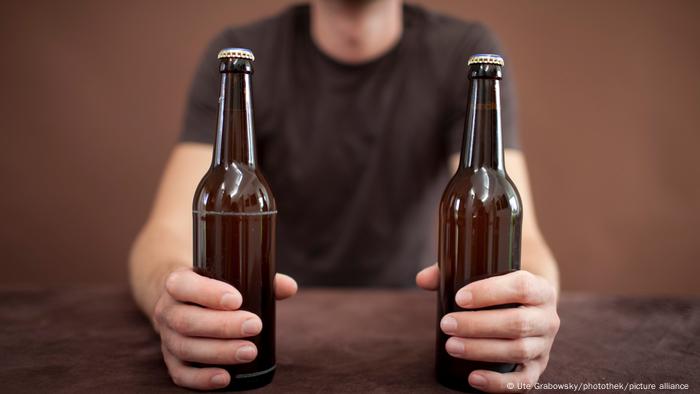 Hombre con dos cervezas.