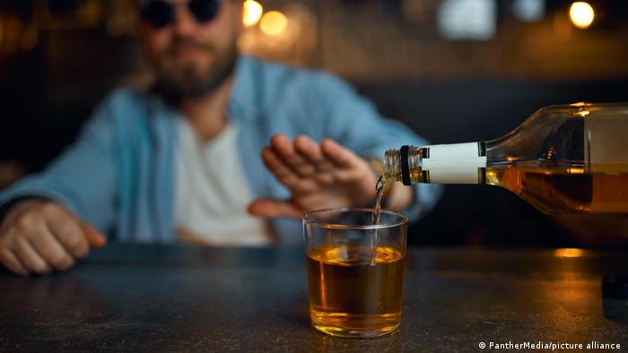 Los jóvenes corren más riesgos de salud por el consumo de alcohol que los adultos mayores.