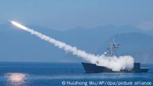 ARCHIV - 26.07.2022, Taiwan, Yilan: Eine Fregatte der Cheng-Kung-Klasse feuert eine Luftabwehrrakete als Teil einer Marinevorführung bei Taiwans jährlichen Han-Kuang-Übungen ab. Taiwan hat sein Militär in Alarmbereitschaft versetzt und Übungen für den Zivilschutz abgehalten. Foto: Huizhong Wu/AP/dpa +++ dpa-Bildfunk +++