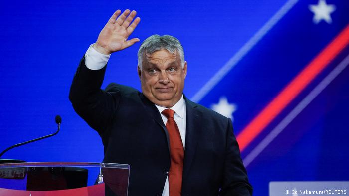  Viktor Orbán saluda con la mano derecha en alto.