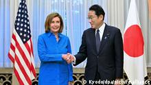 05.08.2022, Japan, Tokio: Der japanische Premierminister Fumio Kishida (r) und die Sprecherin des US-Repräsentantenhauses, Nancy Pelosi, geben sich in der offiziellen Residenz des Premierministers die Hand. Foto: kyodo POOL/dpa +++ dpa-Bildfunk +++
