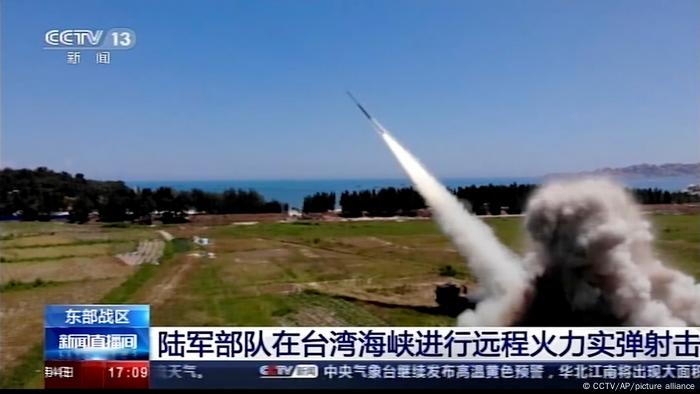 图为2022年8月佩洛西访台时中国央视报道解放军在台湾海峡进行了军演