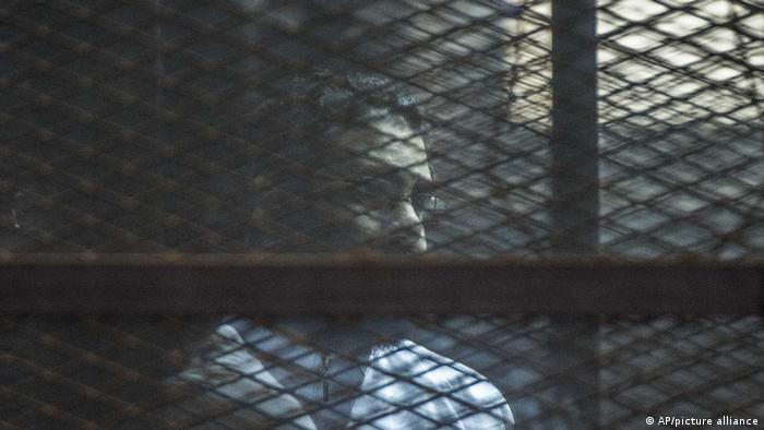 الناشط المصري علاء عبد الفتاح أمام المحكمة