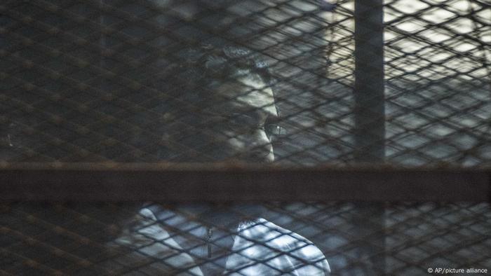  الناشط السياسي المصري علاء عبد الفتاح في قفص الاتهام بمحكمة القاهرة