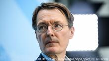 Karl Lauterbach (SPD), Bundesminister für Gesundheit, äußert sich im Bundesgesundheitsministerium über die erste Stellungnahme der Regierungskommission für eine moderne und bedarfsgerechte Krankenhausversorgung. In der Stellungnahme geht es um Empfehlungen für eine Reform der stationären Vergütung für Pädiatrie, Kinderchirurgie und Geburtshilfe.