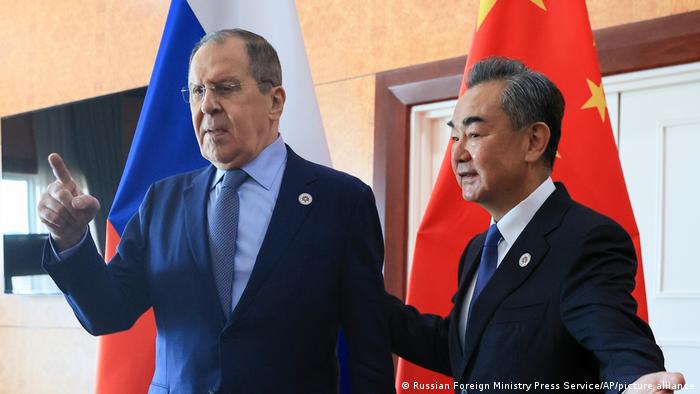 Serguéi Lavrov, ministro de Exteriores de Rusia y Wang Yi, su homólogo chino en Camboya