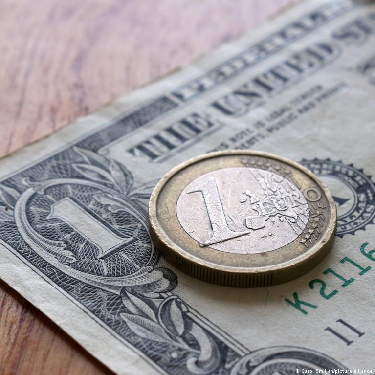 «Доллар будет и дальше дорожать». Эксперт рассказал о том, чем опасны для Беларуси новые санкции