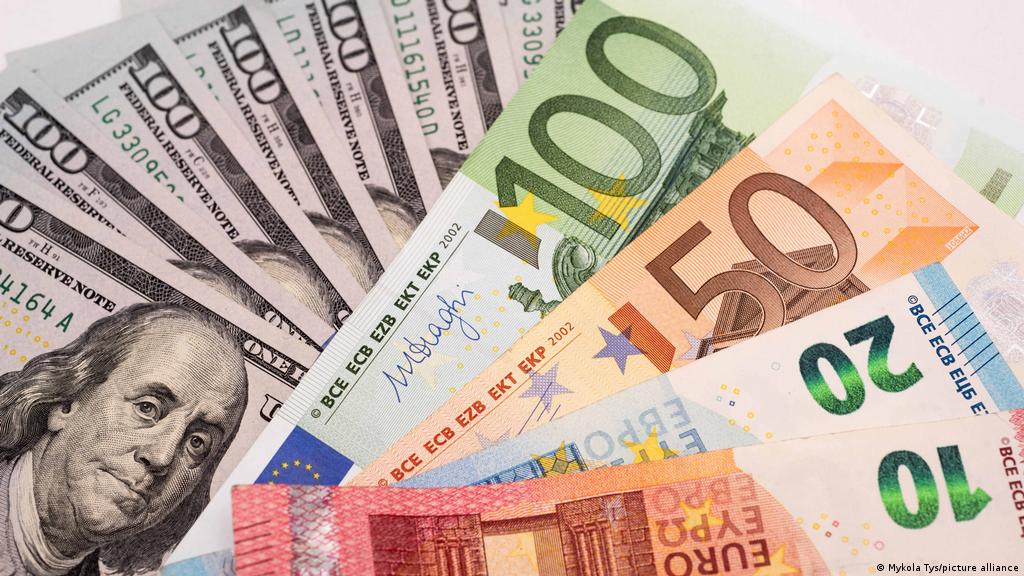 stock Ringback excitation De ce contează deprecierea euro sub paritate față de dolarul american |  Economie | DW | 25.08.2022